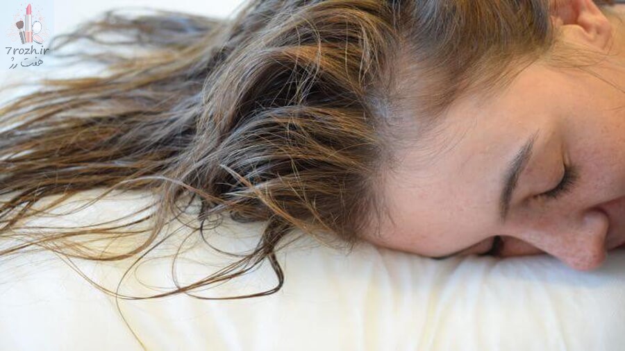 عوارض خوابیدن با موهای تر