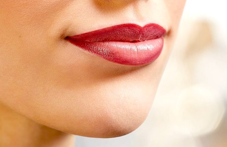 ترند آرایش لب سال 2025 - تکنیک آمبره لب